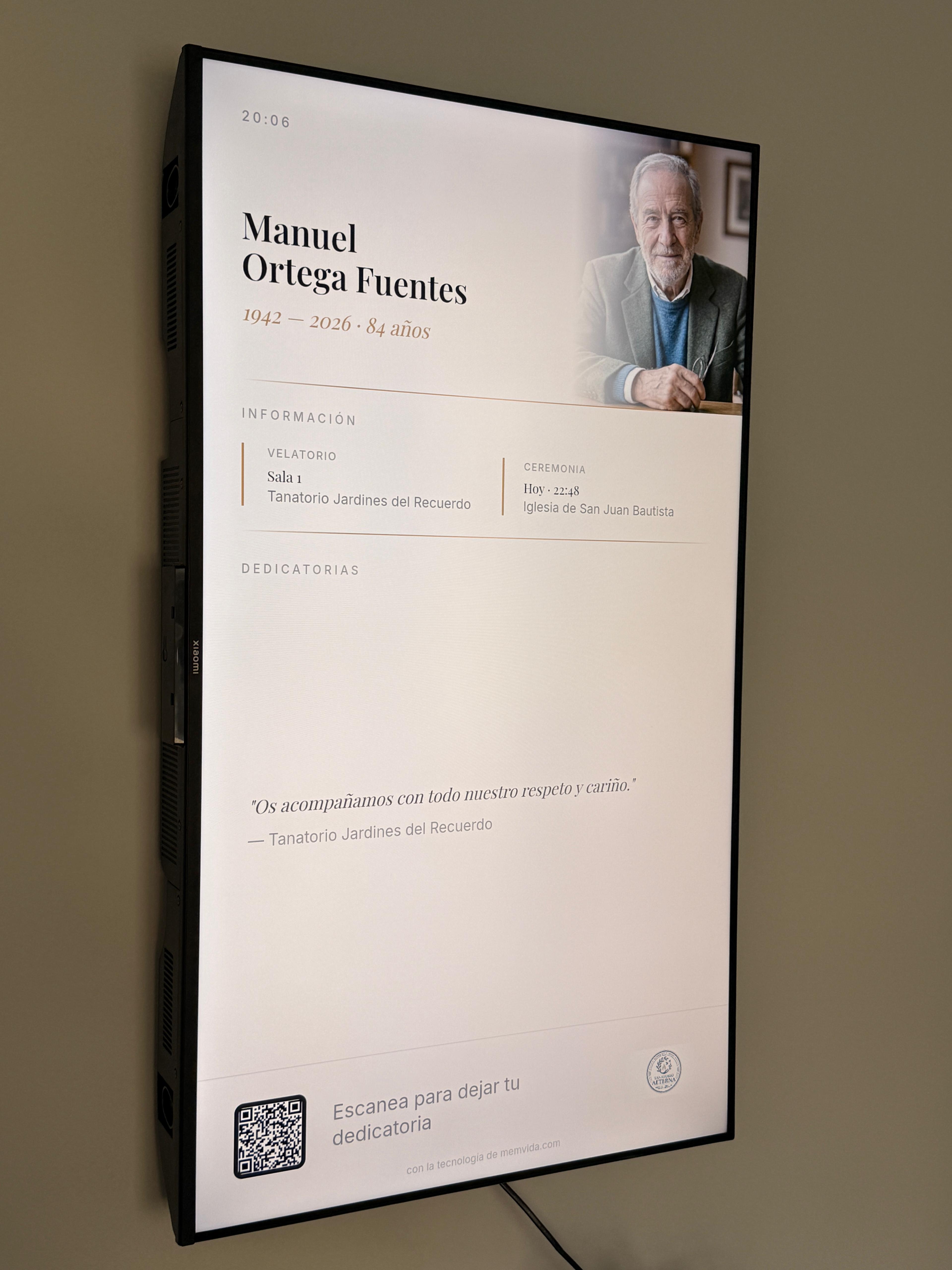 Pantalla de señalética digital en el vestíbulo de un tanatorio